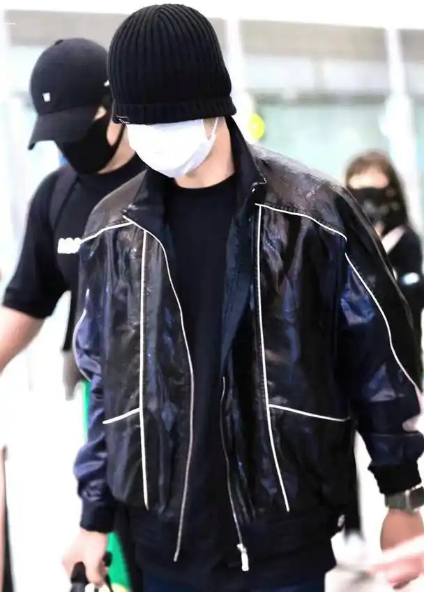 王一博出发巴黎一身黑色系潮酷穿搭低调现身机场