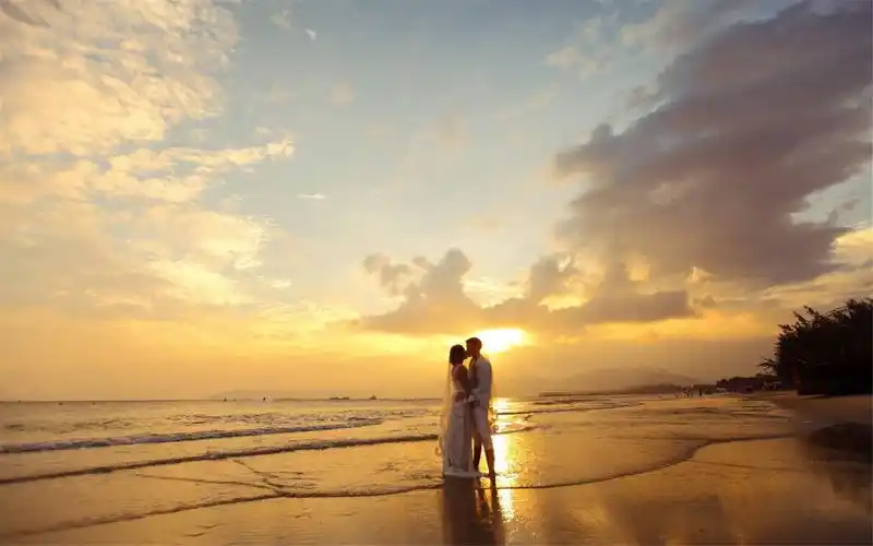唯美夕阳下情侣海边写真高清壁纸图片