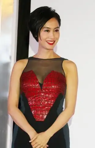 朱茵是真敢穿这么紧的礼裙也硬塞48岁的曲线依旧凹凸有料