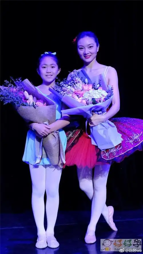 张艺谋妻子和女儿同台献舞 (1/5)