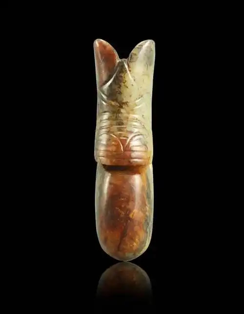 红山文化玉器非常的精美,其中最为著名的就是玉猪龙,这件玉猪龙头部