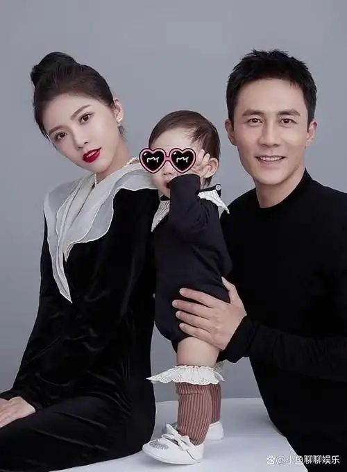 杜淳一家再拍全家福一家三口同框大片既视感王灿被嘲姿势尴尬