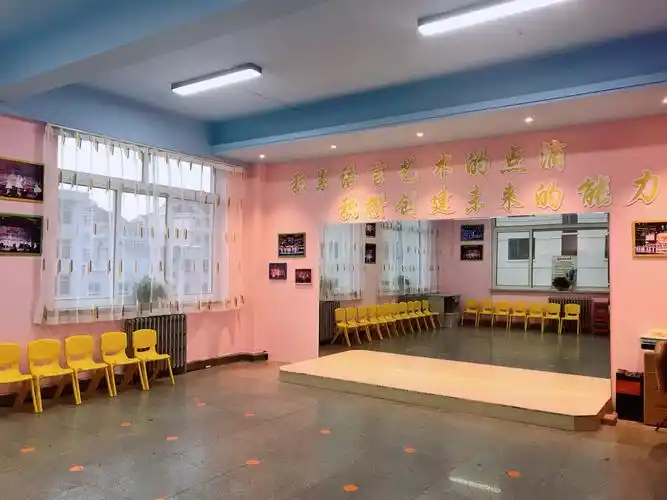 小嗳小主持人口才表演课上的孩子们「新教室,新环境」