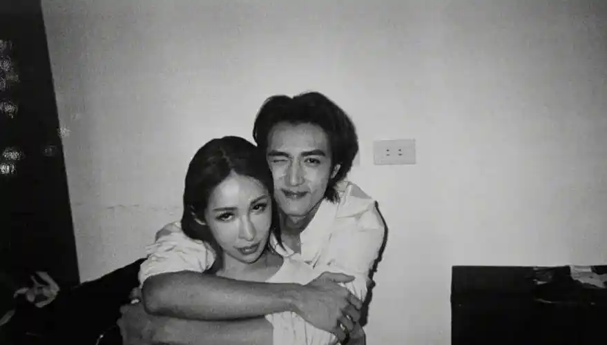 萧亚轩被狗咬伤后,伤疤依旧没有痊愈,贴创可贴出镜,不断安慰自己:会好