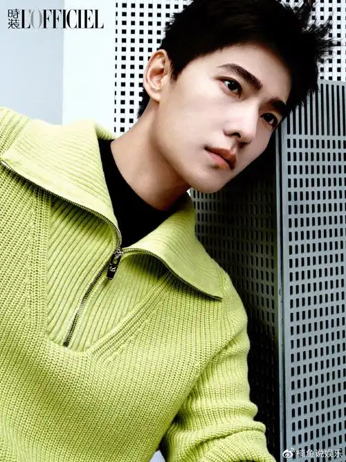 杨洋拍时尚写真太帅气穿西装上演黑白情绪氛围感五官线条好绝