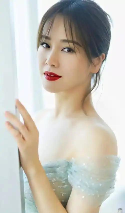 46岁左小青饱满性感,着实迷人啊!_身材_魅力_气质