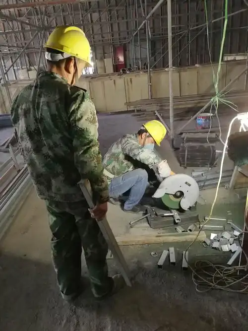 ④钢结构班组在大剧院舞台制作安装墙面龙骨