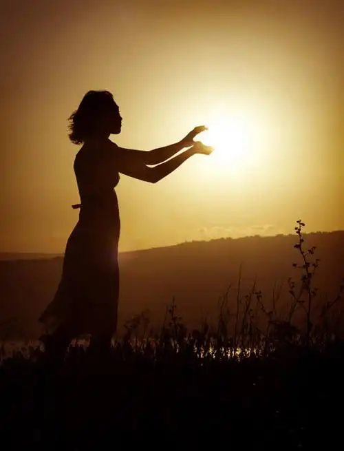 西方人,一个人,站,竖图,全景,室外,白天,正面,裙子,日落,天际线,植物