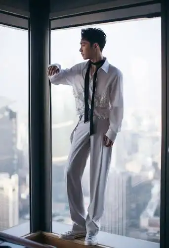 张艺兴身着valentino录制综艺,以简约缔造不凡雅绅气质