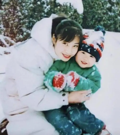 王一博晒爸爸照片,揭秘意外真相!