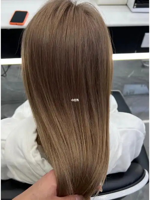 超级衬肤色的一款亚麻黄色系湘潭染发