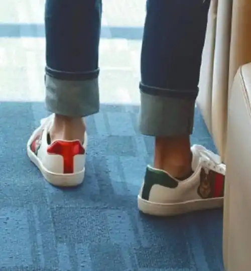 肖战#因为脚踝话题看到图一,收集了下肖战露出后脚跟的图,真的好好看