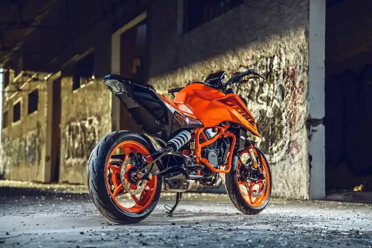 特写:ktm 2024 新一代运动街车 390 duke 原厂改装