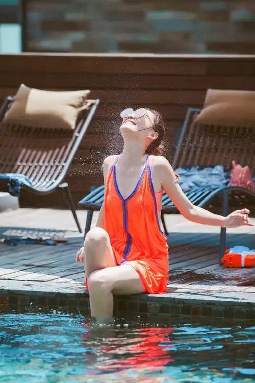 应采儿泳池戏水身材惹火摆性感pose露灿笑