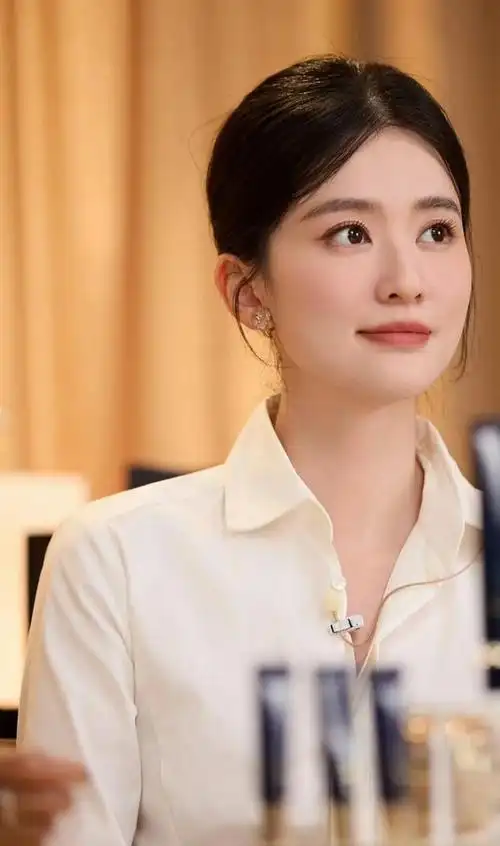 高清明星图集更新,乔欣白色衬衫连衣裙穿搭美照来啦