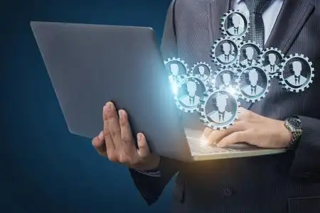 在笔记本电脑中的人事管理照片