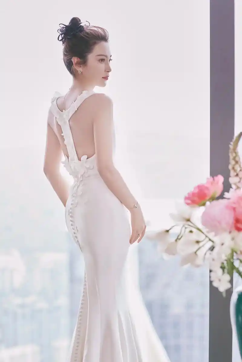 工作室晒出一组李冰冰的美照她身穿白色深v长裙勾勒完美身材露美背太