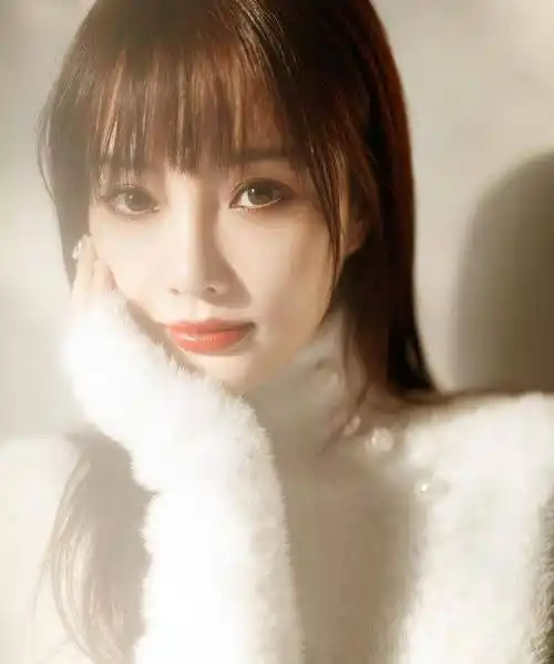 李小璐久违晒营业照,当镜头转向侧颜时,立体下巴让人移不开眼