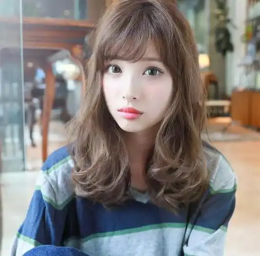 三四十岁女人发量非常多,适合烫什么发型?试试时髦减龄的弯弯烫