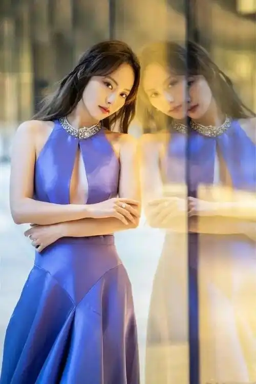 张嘉倪选择了紫色作为礼服裙的主色调,这展示了她对时尚的独到理解和