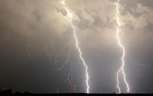 2009年6月16日,闪电与美国堪萨斯州切洛基县地面接触的情景.