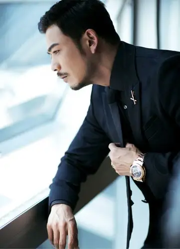 杨烁清爽搭配帅气十足杨烁深蓝色西装搭配白色衬衫简约大气近日,演技