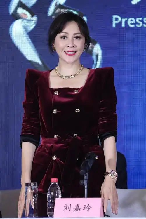 58岁刘嘉玲看展气质杠杠,不掩盖年龄的穿搭,自然又真实