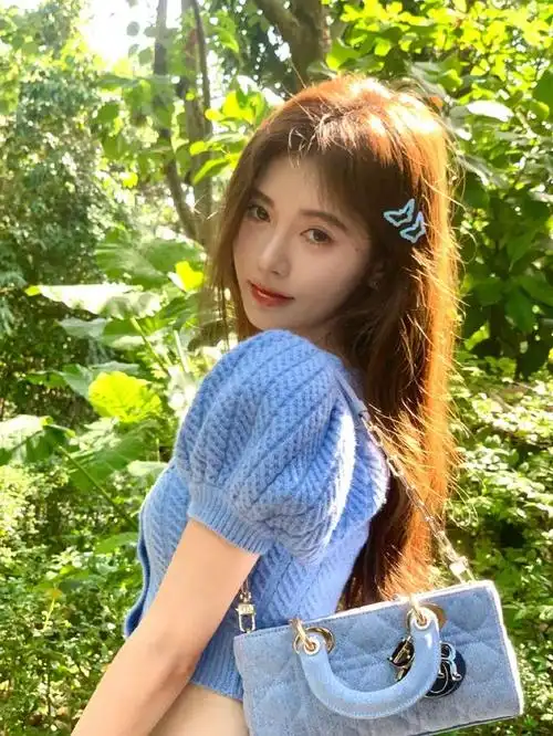 组图鞠婧祎蓝色露腰上衣纤瘦轻盈侧颜温柔走小家碧玉风