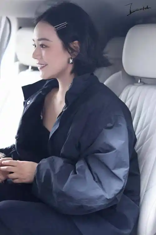 马思纯明星大侦探路透,还挺有范儿的感觉蛮自然,瘦下来很漂亮