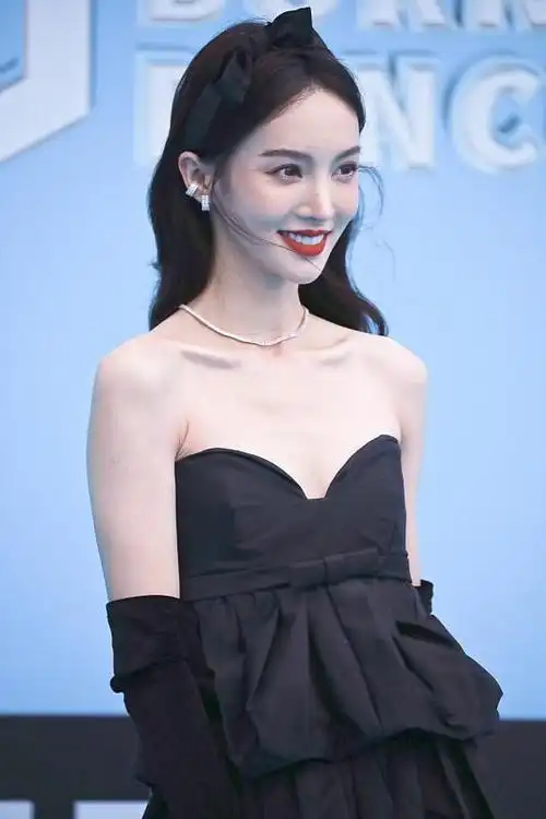 金晨真是瘦得没啥肉了穿抹胸裙都撑不起来还好脸蛋长得够美