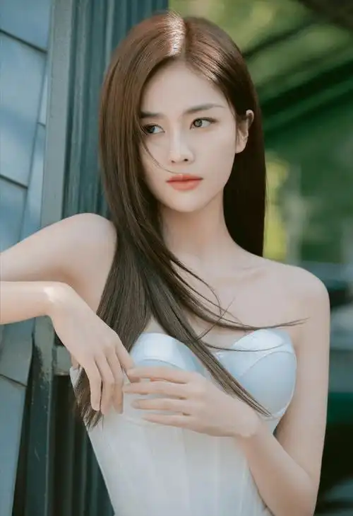 白鹿出席活动,一袭白色抹胸连体优雅知性,长发飘飘太仙了_身材_魅力