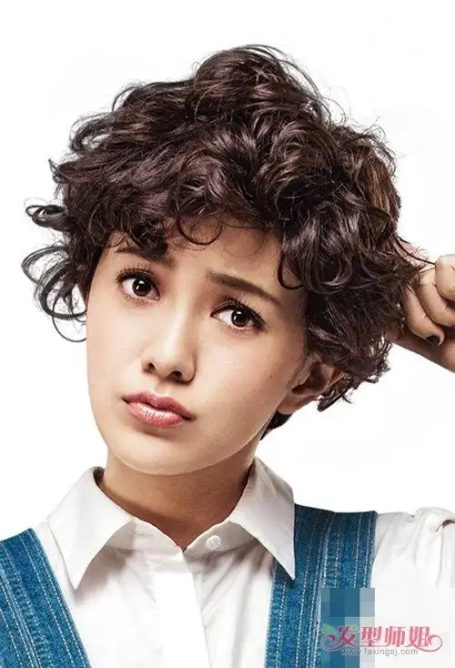 甜美乖巧的的女生泡面卷发,梳理出的偏分头部分更加迷人,而尾部头发是