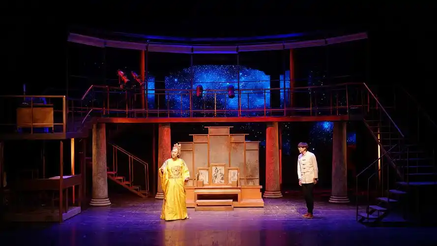 董佩仪舞美设计话剧工匠的天空
