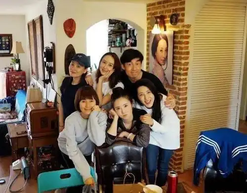 章子怡同班同学当了25年配角不温不火