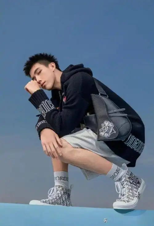 陈飞宇又穿短裤了!看他露出的小腿,女生都自愧不如