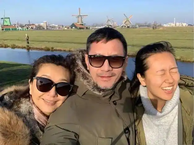 江珊二婚老公原来是我们熟悉的他53岁穿西装绅士儒雅男人味爆棚