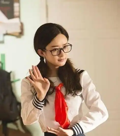 赵丽颖罕见学生装造型,三连摆拍太可爱,是心动的感觉!