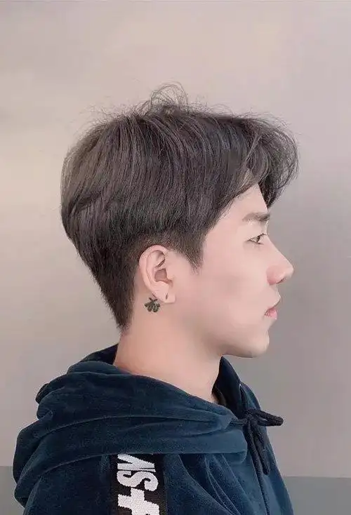 首页 男生发型 男生短发 发际线高男生剃帅短发造型 颜值度翻一倍的