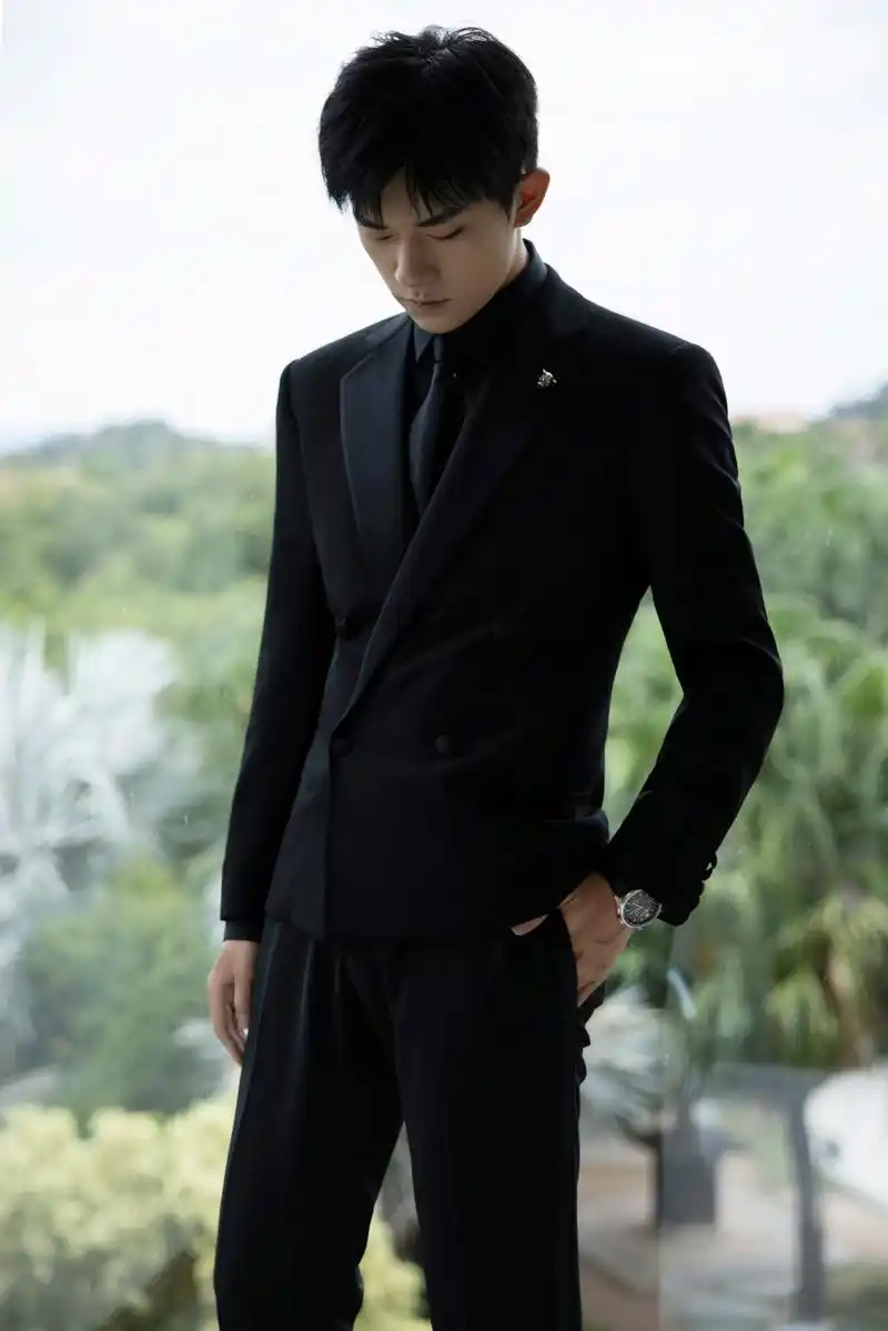 易烊千玺黑色西服儒雅帅气写真39