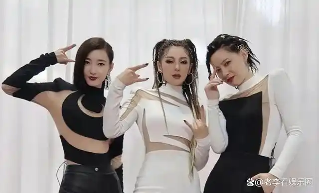 舞台上的李斯丹妮就像是李宇春与江映蓉的结合体