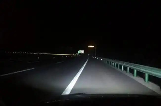 只有车灯照射范围内可以看得清楚,车灯照射范围之外是基本看不见的