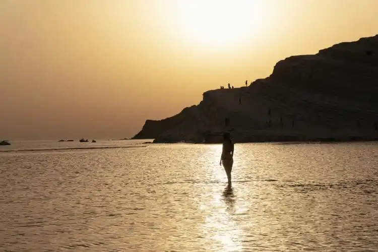 这座小岛吸引了无数人而来,美丽传说在这个岛屿上不止一个,沿着阿格里