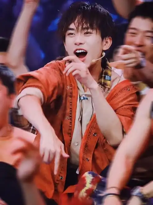 易烊千玺酒红色西装,昔日少年初长成,而今意气风发