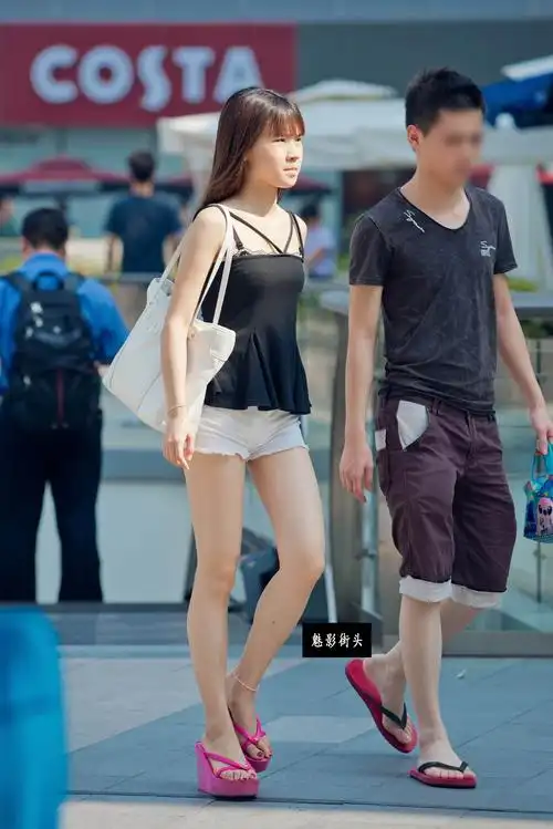 穿吊带t恤的美女有一双大长腿,白嫩如玉,非常性感