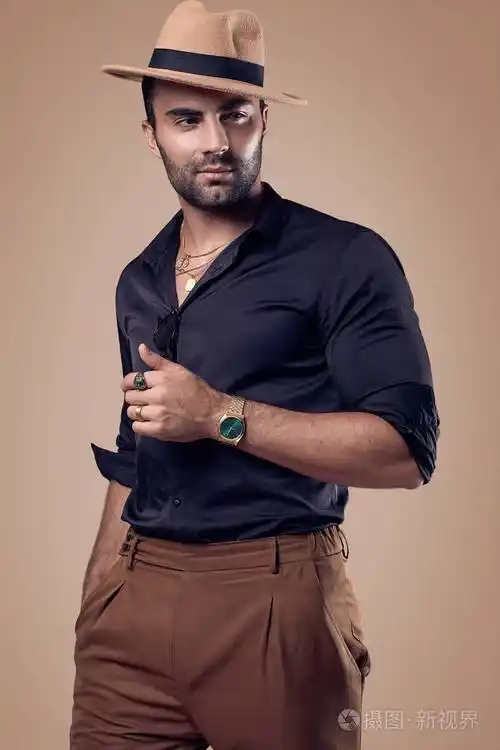 一个皮肤黝黑皮肤黝黑穿着黑衬衫戴着帽子戴着眼镜的时髦男人