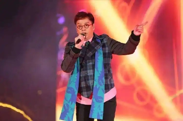 谭咏麟凭借着《爱情陷阱》,在1985年度十大劲歌金曲的颁奖典礼上成为