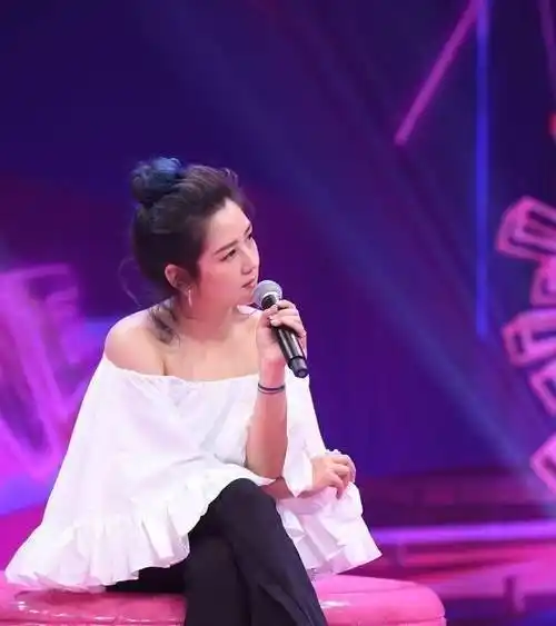 何洁穿一字肩黑白撞色连衣裙出镜,瘦出骨感美,锁骨美成亮点_造型_女生