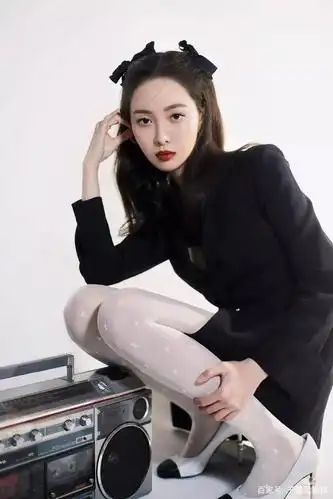 赵尧珂,身着黑色时装,美丽动人,魅力无限