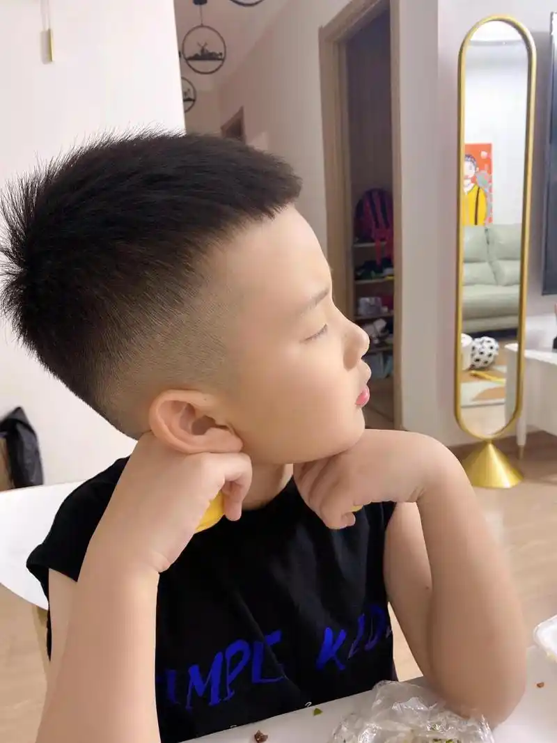 男童发型之寸头,这个发型也能hold住很93  男童寸头