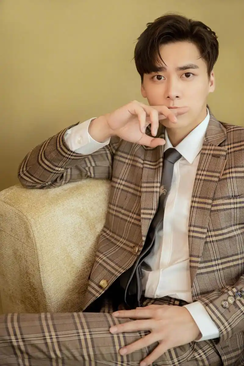 李易峰格子西装帅气写真图片66